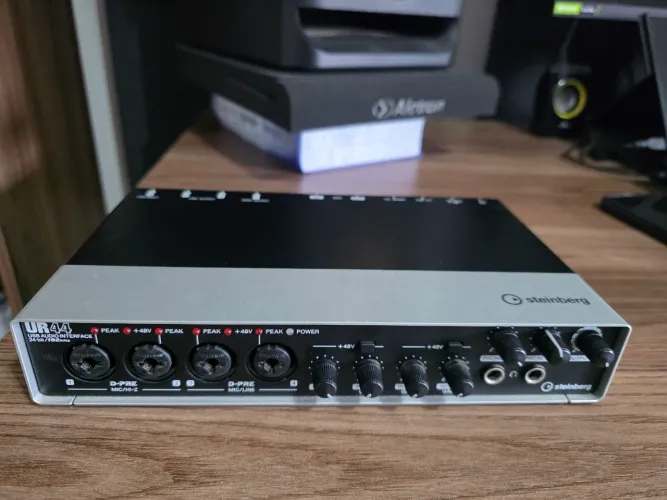 Interface de áudio Steinberg UR44