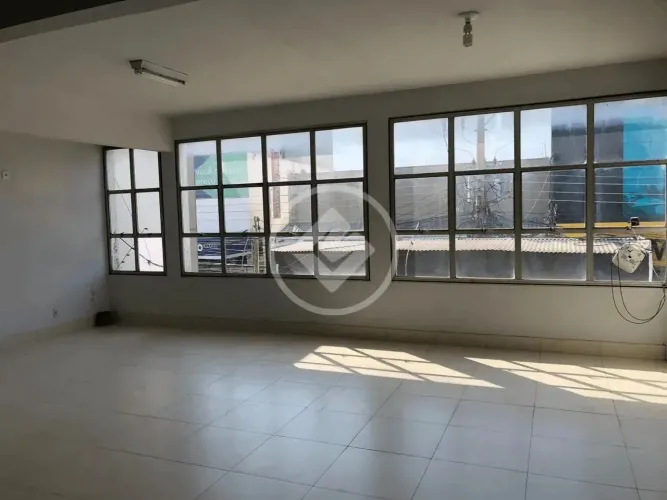Alugo Piso superior com 4 amplas salas, 4 banheiros, área para recepção, área para jardim