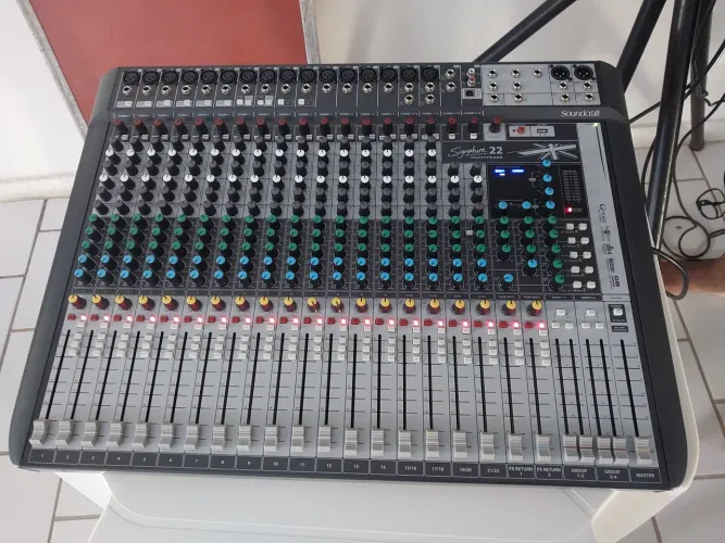Mesa de Som Soundcraft Signature 22 - Seminova