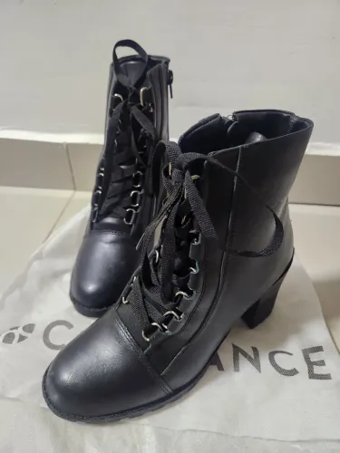 Botas Feminina Constance de Couro Preto com Cadarço