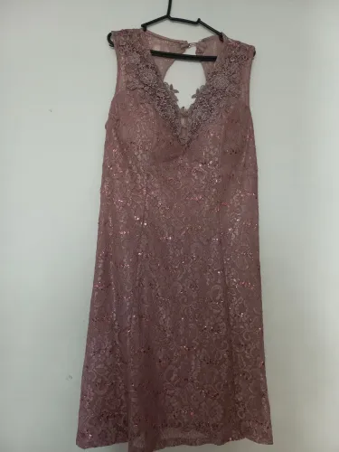 Vestido de renda rose com detalhes em paetês