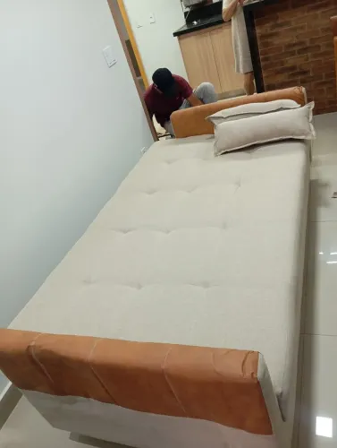 Sofá Cama baú com detalhes em couro