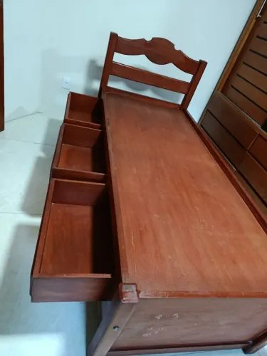 Vendo cama solteiro de madeira com três gavetas