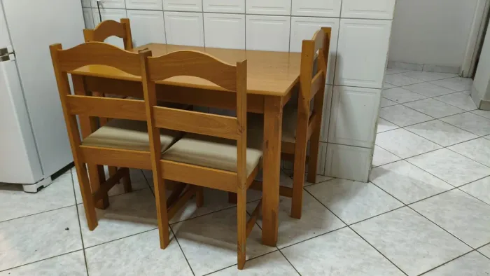 Mesa com 4 Cadeiras, pés de madeira maciça.