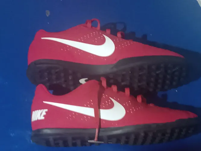 Chuteira Nike semi nova