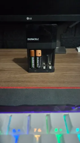 Carregador pilhas duracell com duas pilhas