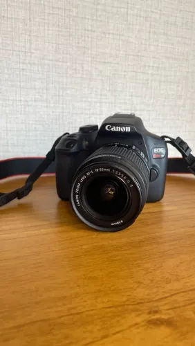 Cânon Rebel T7 + Lente 18-55mm com acessórios