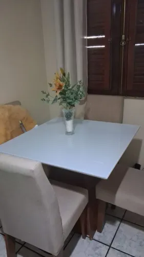 Mesa de 4 cadeiras.