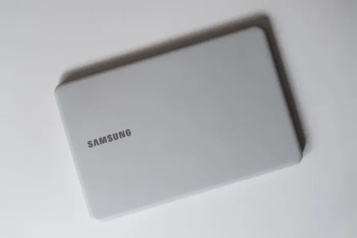 Notebook Samsung Essentials E30 com SSD de 128 GB e HD de 1TB