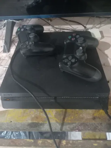Vende-se PS4 por 1.500 com 3 messes de uso