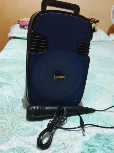 Caixa de som em perfeito estado nunca deu problema ainda acompanha um microfone não faço e