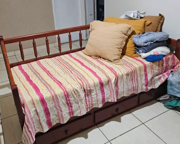 Sofá Bicama Solteiro de Madeira