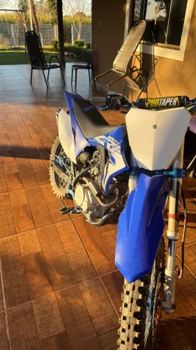 Xr200 com roupa de CRF