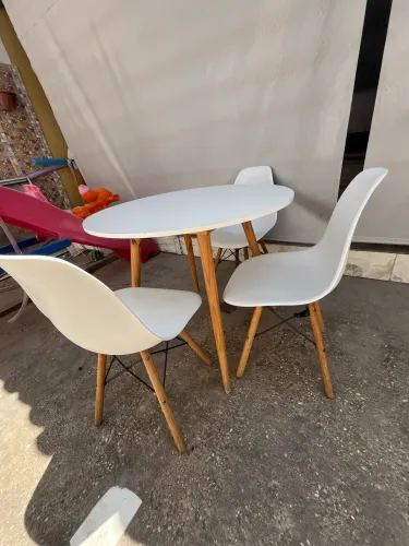 Vendo mesa pés palito com 3 cadeiras