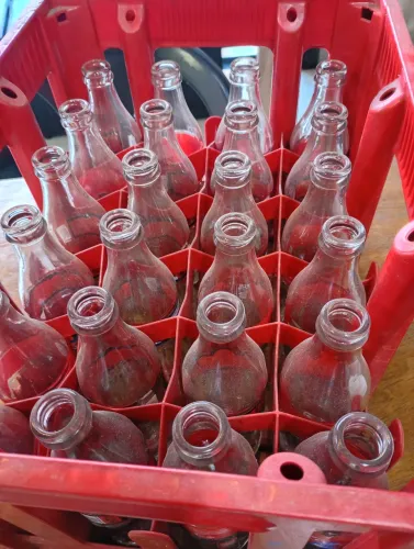 Engradado com cascos de coca cola KS