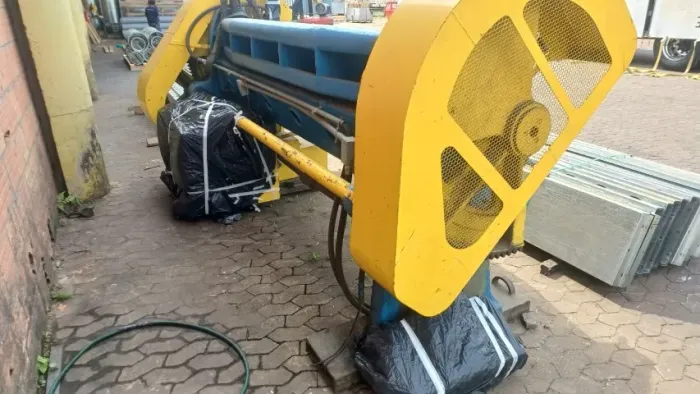 Dobradeira / Viradeira de chapas, elétrica trifásica 220v com redutor
