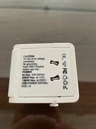 Adaptador de Tomada Internacional Airbuds Travel Adapter - Tipo C + 2 USB 3.4A