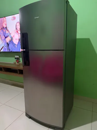 Vendo essa geladeira funcionando perfeitamente bem conservada 