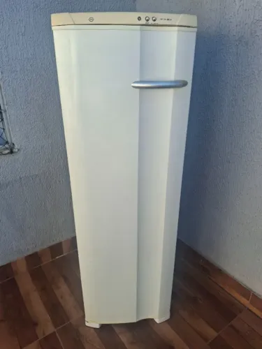 Freezer vertical Electrolux 200 litros