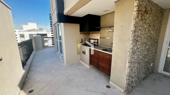 cobertura no Jardins com 242 m², 3 suítes e 4 vagas de garagem.
