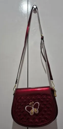 Bolsa linda com detalhes delicados, na cor vinho