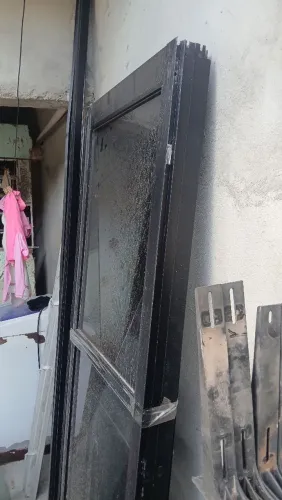 Porta de correr alumínio preto 4 folhas vidro liso incolor com fechadura