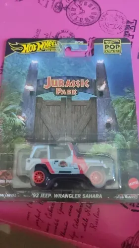 Hot Wheels Premium '92 Jeep Wrangler Sahara - Jurassic Park (Pop Culture) - Novo Lacrado