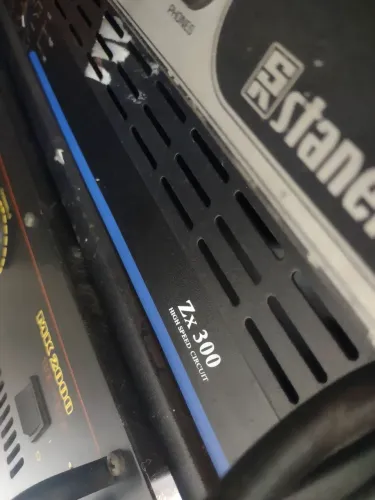 Amplificador UNIC ZX300 4 vias ACEITO TROCAS