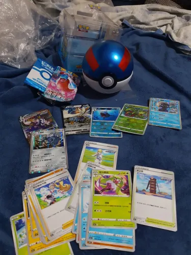 Lote de cartas pokémon chinesas + pokébola