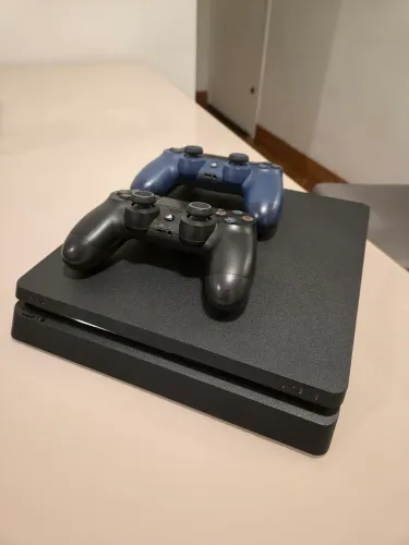 PlayStation 4 Slim 1TB + 2 Controles Originais (Excelente Estado)