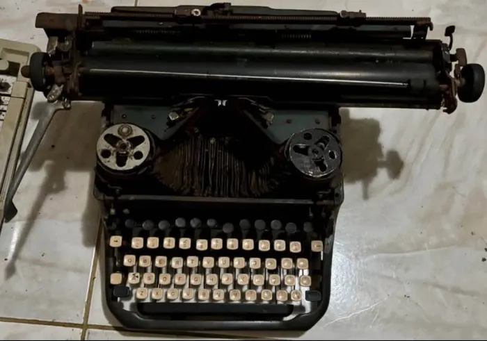 Máquina De Escrever Antiga Remington Rand