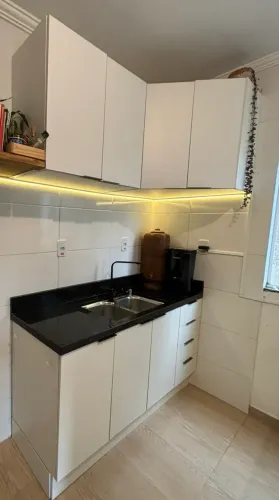 cozinha completa! balcão + armários aéreos + tampo granito + cuba + lixeiras + acessórios
