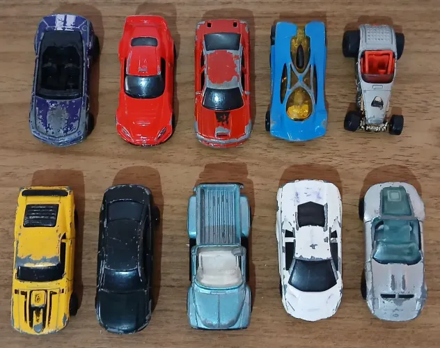 Lote de 10 carrinhos de metal - No estado