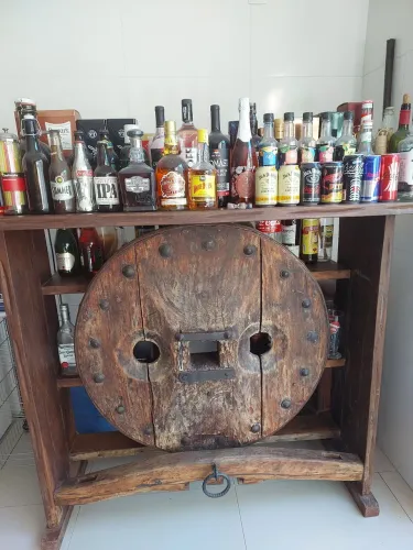 Bar de madeira  maciça artesanal  feita de roda de boi