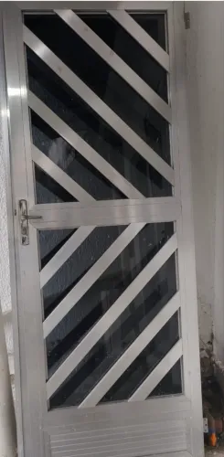 2 portas de alumínio 0,80 x 2,10 com quadro e chaves.