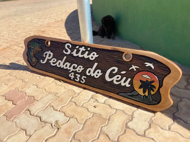 Placa entalhada em madeira maciça
