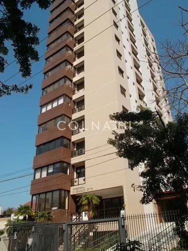 Terraço amplo e espera para piscina