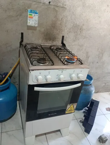 Fogão está em ótima condições 5 mês de uso tirando na loja.
