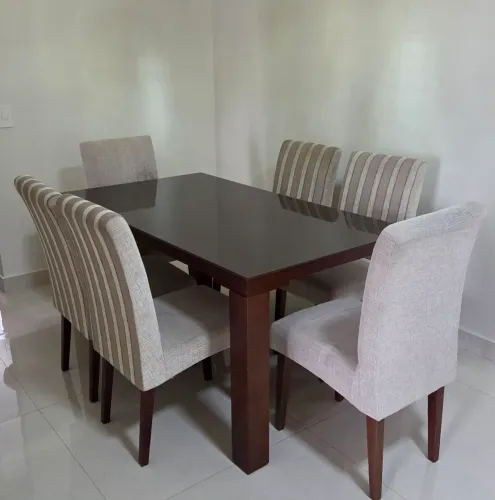 Mesa 1.60m x 90 cm com 6 cadeiras móveis conquista.