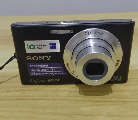 Sony Cyber-shot DSC-W530 Preta c/ lente Carl Zeiss Vario-Tessar de 14,1 megapixels
