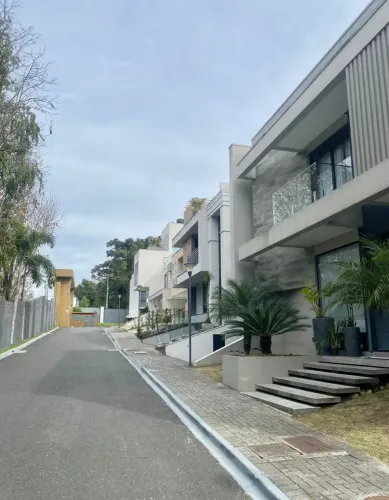 Casa em condomínio fechado à venda no Uberaba com 3 suítes, 4 vagas! Curitiba/P