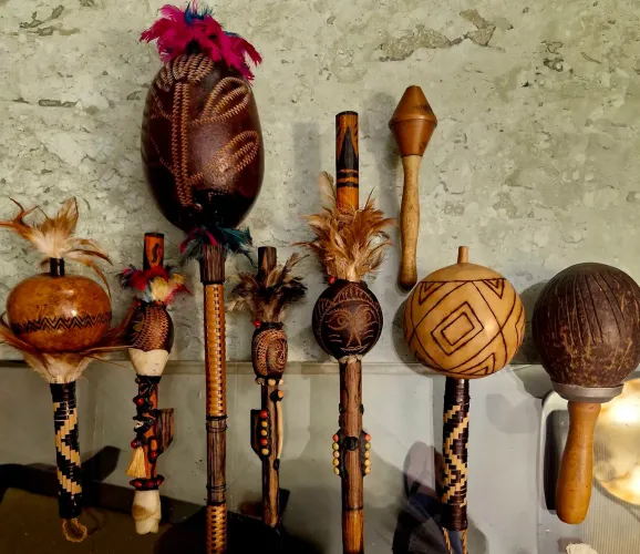 Vendo alguns Instrumentos Detalhados chamados Maracás e algumas Peças acumulando poeira!!!