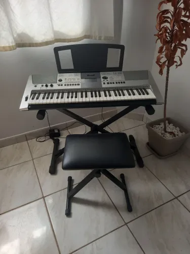 Teclado Yamaha PSR E413, pedal sustein, suporte para teclado, banqueta e capa