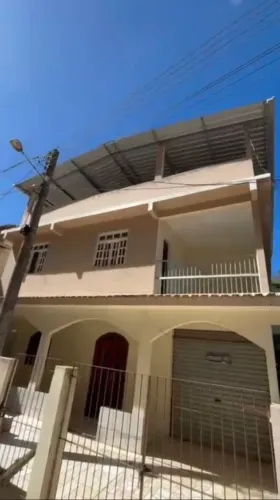 Triplex com ponto comercial em Parajú
