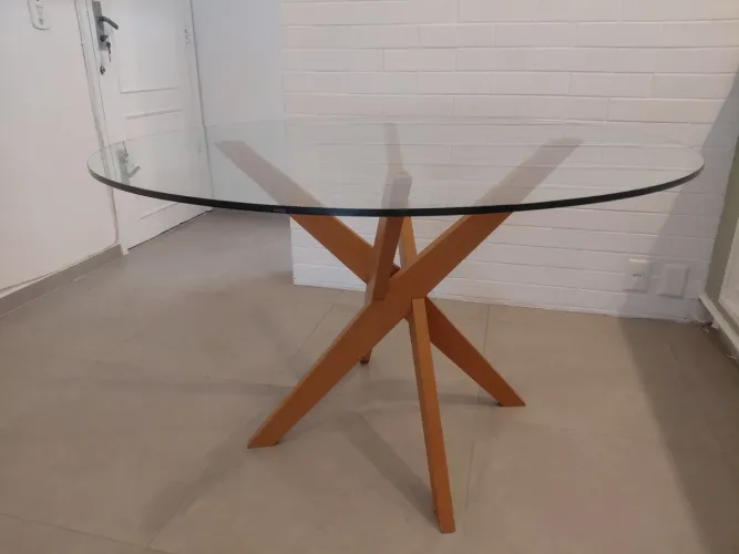 Mesa Redonda de Vidro com Base de Madeira (1,21 m)