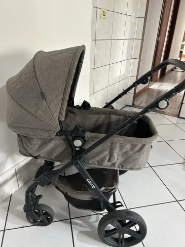 Carrinho com bebê conforto Cosco kids.