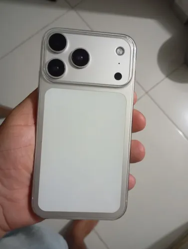 iPhone 11 na carcaça do 17 pro
