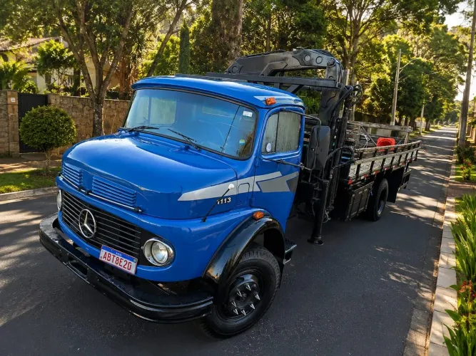 Caminhão 1113 com Munck