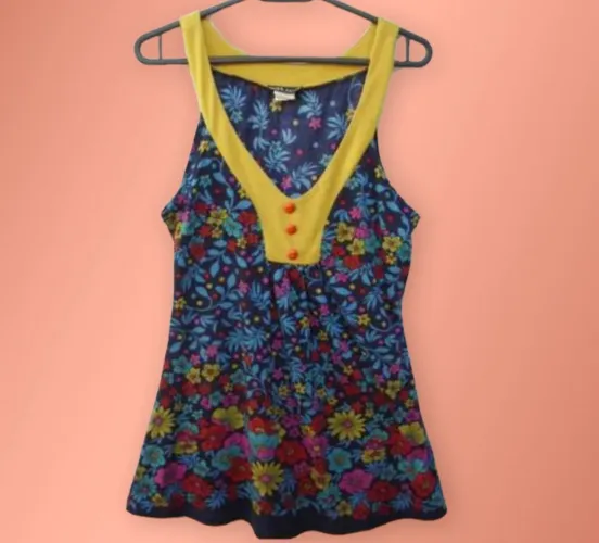 Blusa floral com botões tamanho P