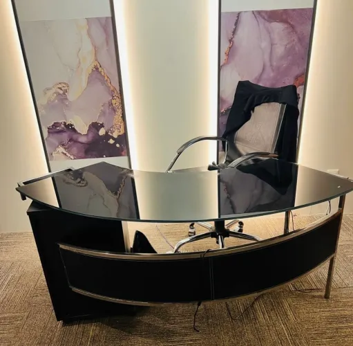 Mesa para recepção com vidro, aço e couro